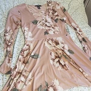 Beautiful long sleeve blush dress, low vneck